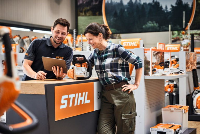 reparación de maquinaria agrícola en el campo