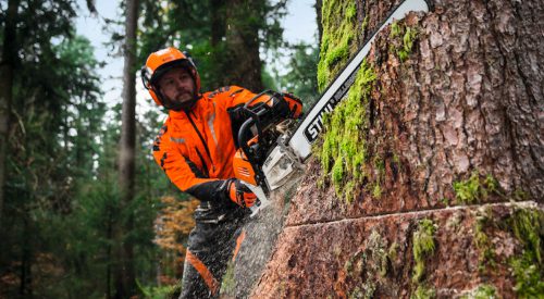 Hombre con motosierra